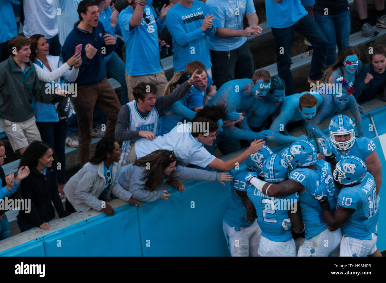 Chapel Hill, North Carolina, USA. Xix Nov, 2016. Nov. 19, 2016 - Chapel Hill, N.C., STATI UNITI D'AMERICA - Università della Carolina del Nord e ventole celebrare con il team dopo una intercettazione per un touchdown durante la prima metà di un NCAA Football gioco tra il North Carolina Tar Heels e la Cittadella Bulldogs a Kenan Memorial Stadium di Chapel Hill, N.C. Carolina del Nord ha vinto il gioco, 41-7. © Timothy L. Hale/ZUMA filo/Alamy Live News Foto Stock