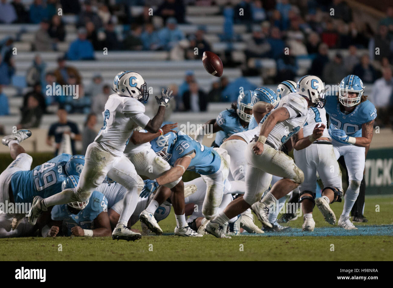 Chapel Hill, North Carolina, USA. Xix Nov, 2016. Nov. 19, 2016 - Chapel Hill, N.C., STATI UNITI D'AMERICA - Cittadella - Bulldogs running back Reggie Williams (6) tiene il passo durante la seconda metà di un NCAA Football gioco tra il North Carolina Tar Heels e la Cittadella Bulldogs a Kenan Memorial Stadium di Chapel Hill, N.C. Carolina del Nord ha vinto il gioco, 41-7. © Timothy L. Hale/ZUMA filo/Alamy Live News Foto Stock