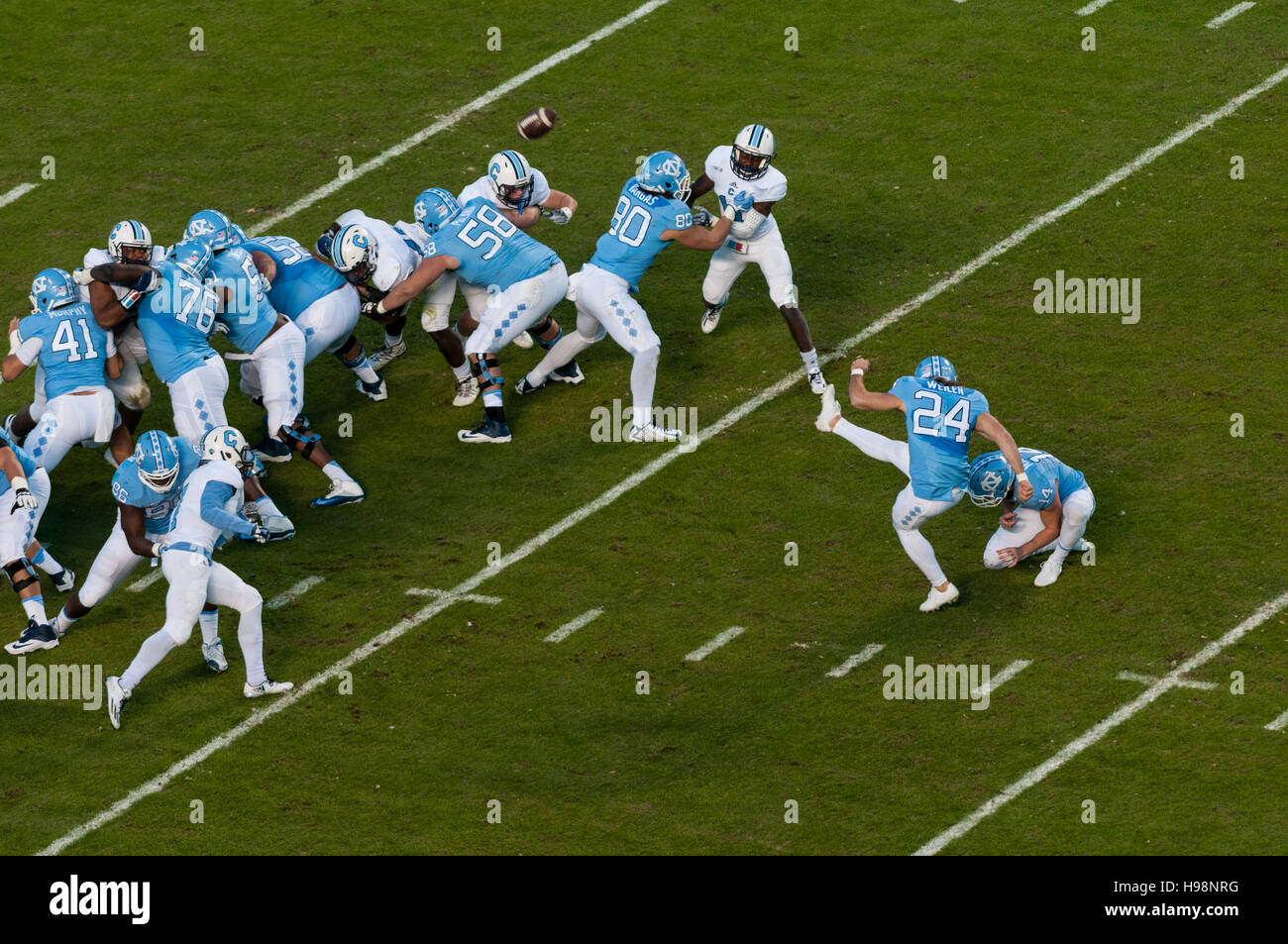 Chapel Hill, North Carolina, USA. Xix Nov, 2016. Nov. 19, 2016 - Chapel Hill, N.C., STATI UNITI D'AMERICA - North Carolina Tar Heels luogo kicker Nick Weiler (24) calci un punto extra durante la prima metà di un NCAA Football gioco tra il North Carolina Tar Heels e la Cittadella Bulldogs a Kenan Memorial Stadium di Chapel Hill, N.C. Carolina del Nord ha vinto il gioco, 41-7. © Timothy L. Hale/ZUMA filo/Alamy Live News Foto Stock