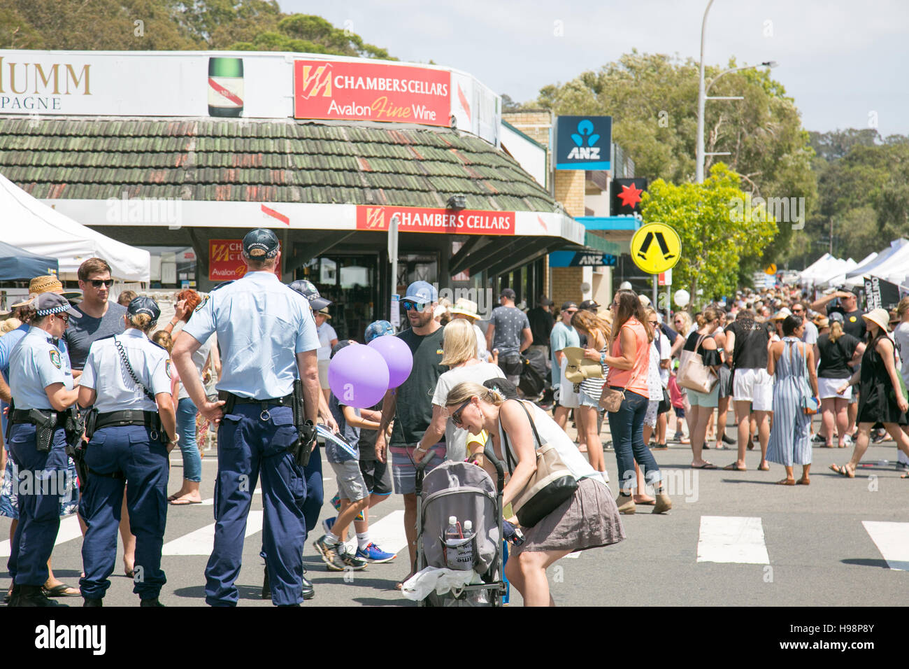 Avalon Beach, Sydney, Australia. Xx Novembre 2016. Estivo annuale Giornata dei mercati in questo sobborgo sulla spiaggia sulle spiagge del Nord di Sydney. Nuovo Galles del Sud gli ufficiali di polizia locali assistono con domande. Credito: martin berry/Alamy Live News Foto Stock