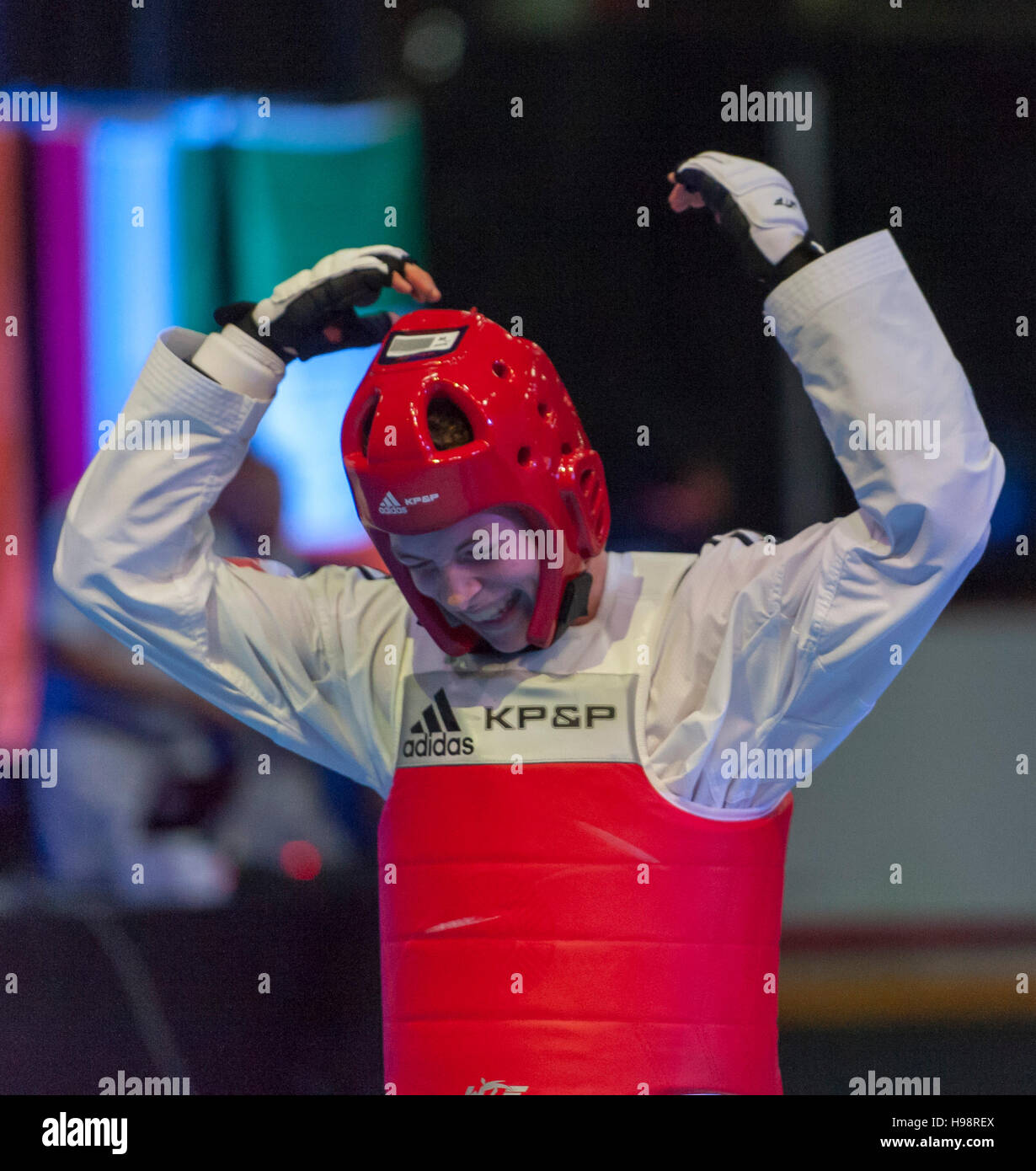 Burnaby, Canada. 19 Novembre, 2016. WTF World Taekwondo Junior Championships Mousa Al-Kwaldeh (JOR) e Hiebert Zachary (CAN) rosso competere nel maschio 73kg Alamy Live News/Peter Llewellyn Foto Stock