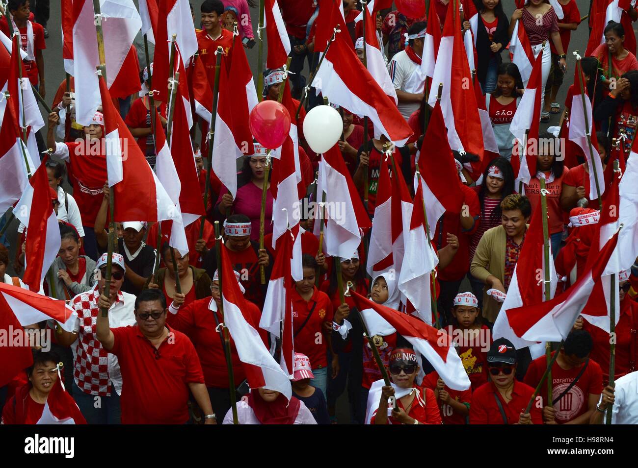 Jakarta, Indonesia. Xx Nov, 2016. Persone azienda indonesiana bandiere nazionali marzo durante una manifestazione pacifica per promuovere la tolleranza e l'unità di Jakarta, Indonesia, nov. 20, 2016. Persone hanno preso parte ad una manifestazione contro ciò che vedono come una crescente razziale e intolleranza religiosa in Indonesia, dopo che la polizia ha aperto una inchiesta sulla blasfemia in Jakarta governatore Basuki Tjahaja Purnama. © Agung Kuncahya B./Xinhua/Alamy Live News Foto Stock