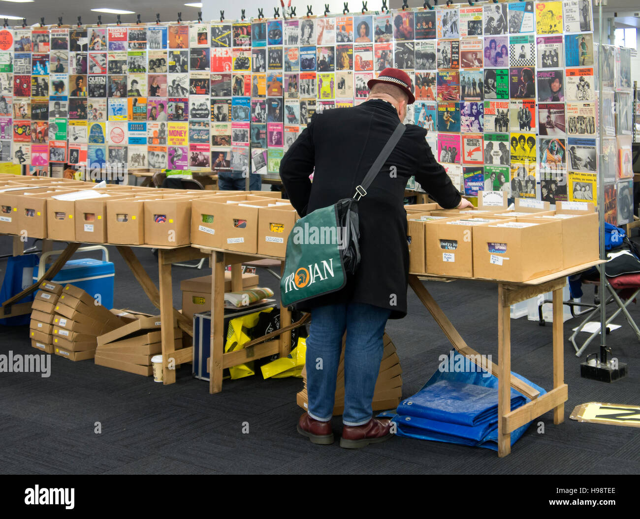 Olympia a ovest di Londra, Regno Unito. Xix Nov, 2016. Annata Record di esplorazione di collettore uno stallo al record di Musicmania fiera a Olympia West London REGNO UNITO. 19/11/2016: Credito Martyn Goddard/Alamy Live News Foto Stock Olympia a ovest di Londra, Regno Unito. Xix Nov, 2016. Annata Record di esplorazione di collettore uno stallo al record di Musicmania fiera a Olympia West London REGNO UNITO. 19/11/2016: Credito Martyn Goddard/Alamy Live News Foto Stock