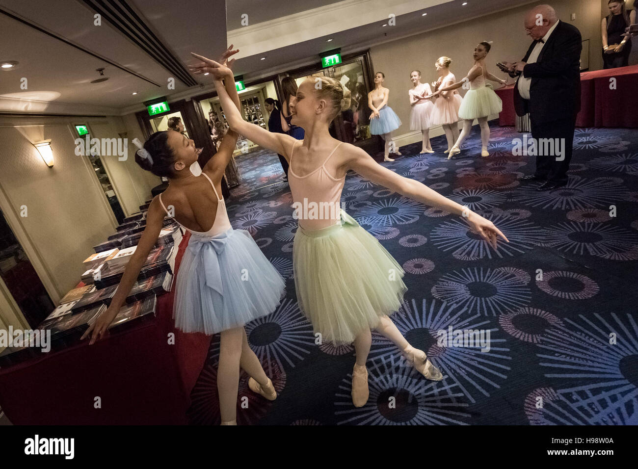 Londra, Regno Unito. Il 19 Novembre, 2016. Giovani studenti da Natalia Kremen Scuola di danza. Quarto esordiente russo di credito a sfera: Guy Corbishley/Alamy Live News Foto Stock