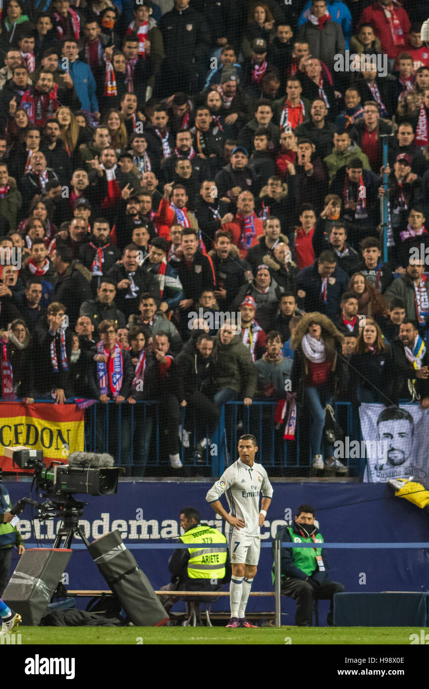 Madrid, Spagna. Xx Novembre, 2016. Cristiano Ronaldo (Real Madrid) sfide  dell'Atletico de Madrid tifosi durante la Liga match tra Atletico de Madrid  e il Real Madrid ha giocato al Estadio Vicente Calderon,