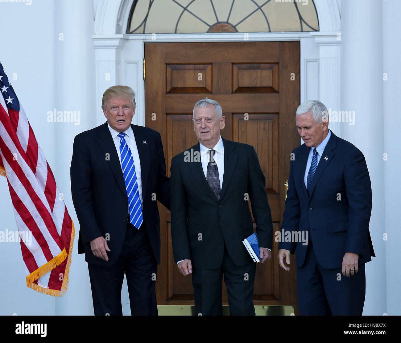 Bedminster, STATI UNITI D'AMERICA. Xix Nov, 2016. Stati Uniti presidente-eletto Donald Trump (L) e Vice presidente-eletto Mike pence (R) pongono con il Generale James N. Mattis, US Marine Corps, pensionato, (C) presso la clubhouse di Trump International Golf Club, Novembre 19, 2016 in Bedminster Township, New Jersey. Gen. Mattis si dice di essere un forte candidato per il Segretario della Difesa in entrata Trump Amministrazione. Credito: MediaPunch Inc/Alamy Live News Foto Stock