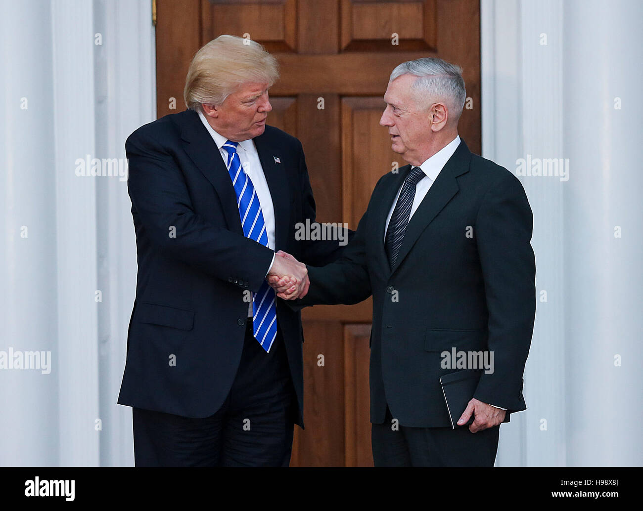 Bedminster, STATI UNITI D'AMERICA. Xix Nov, 2016. Stati Uniti presidente-eletto Donald Trump (L) stringe la mano con il Generale James N. Mattis, US Marine Corps, pensionato, (R) alla clubhouse di Trump International Golf Club, Novembre 19, 2016 in Bedminster Township, New Jersey. Gen. Mattis si dice di essere un forte candidato per il Segretario della Difesa in entrata Trump Amministrazione. Credito: MediaPunch Inc/Alamy Live News Foto Stock