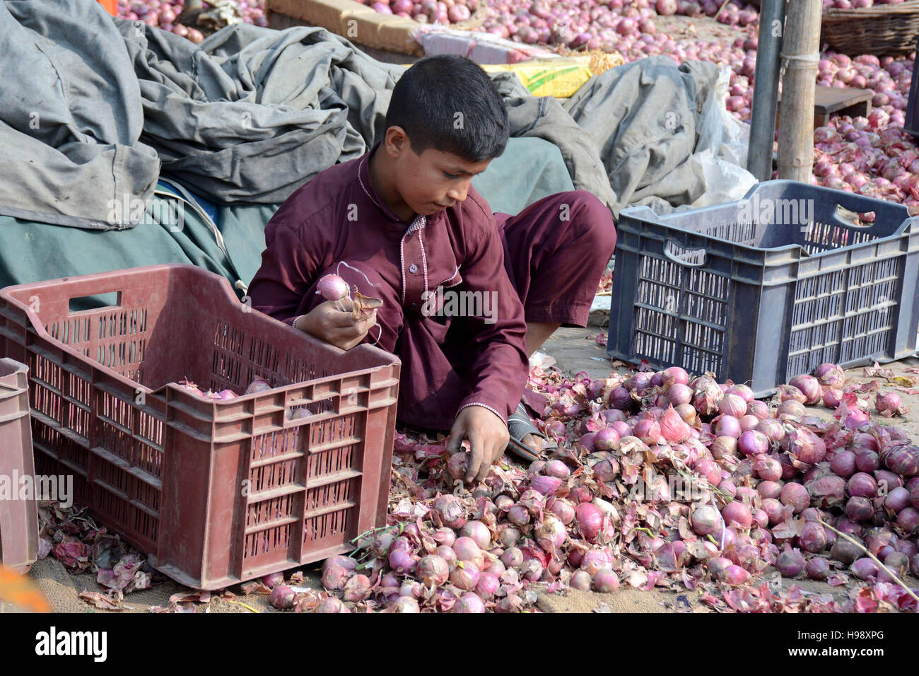 Lahore. Xx Nov, 2016. Un ragazzo vende verdura presso un mercato sulla Giornata Universale dei bambini in Pakistan orientale di Lahore, nov. 20, 2016. © Sajjad/Xinhua/Alamy Live News Foto Stock