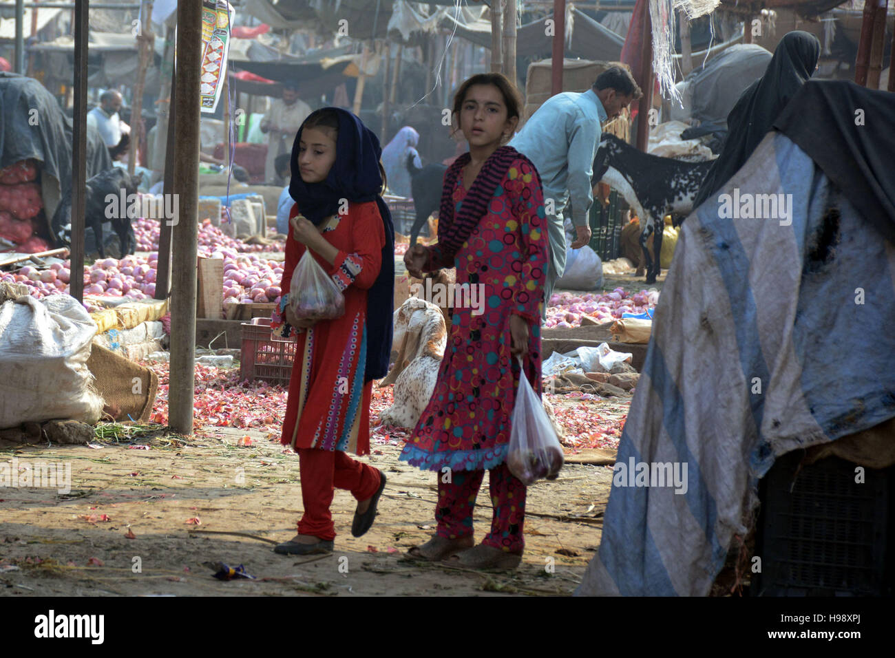 Lahore. Xx Nov, 2016. Le ragazze a piedi in un mercato ortofrutticolo sulla Giornata Universale dei bambini in Pakistan orientale di Lahore, nov. 20, 2016. © Sajjad/Xinhua/Alamy Live News Foto Stock