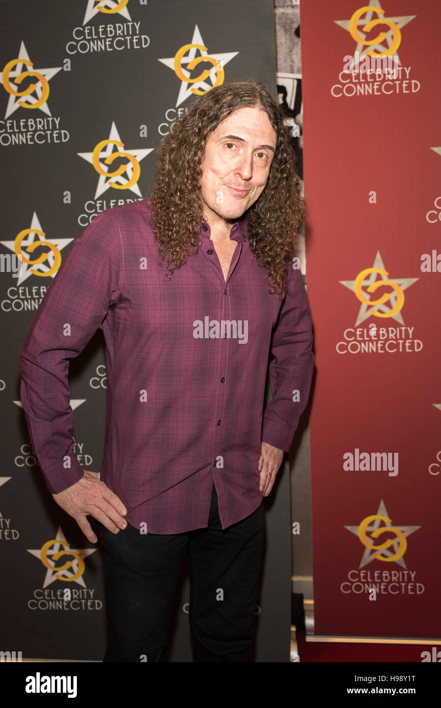 Los Angeles, Stati Uniti d'America. Xix Nov, 2016. Weird Al Yankovic arriva a Celebrity collegato 2016 Regali di lusso Suite onorando la American Music Awards®! Novembre 19th, 2016 in Holllywood, California. Credito: la foto di accesso/Alamy Live News Foto Stock