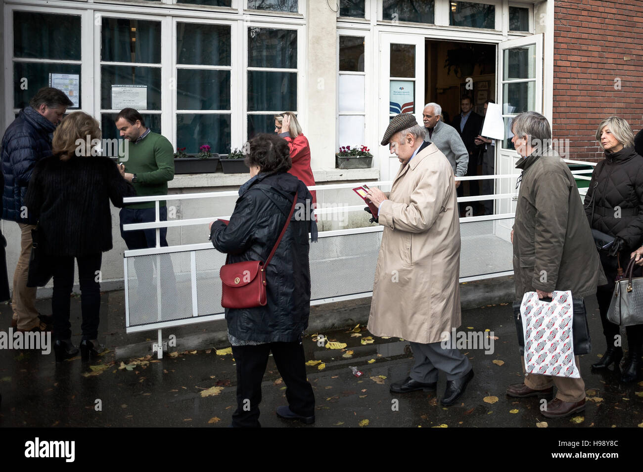 Parigi, Francia. Xx Nov, 2016. Le persone voto in uno stand a Parigi, Francia, nov. 20, 2016. La Francia fa opposizione, i partiti di centro-destra, iniziato la votazione in seno al primo round del primario domenica per scegliere il loro candidato alle elezioni presidenziali del prossimo anno. Credito: Hubert Lechat/Xinhua/Alamy Live News Foto Stock