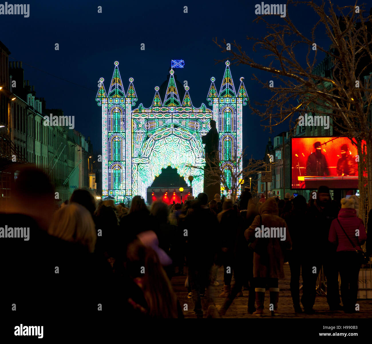 Edimburgo, Scozia, Regno Unito. Xx Nov, 2016. La strada della luce ritorna dopo una spettacolare ricezione in 2015 la serie di eventi che si illumina di Edimburgo di George Street questo Natale. Il lancio su luce notte (20 novembre) e in esecuzione dal 21 novembre alla vigilia di Natale, un impianto architettonico di oltre 60.000 luci corre lungo la West End della città. Foto Stock