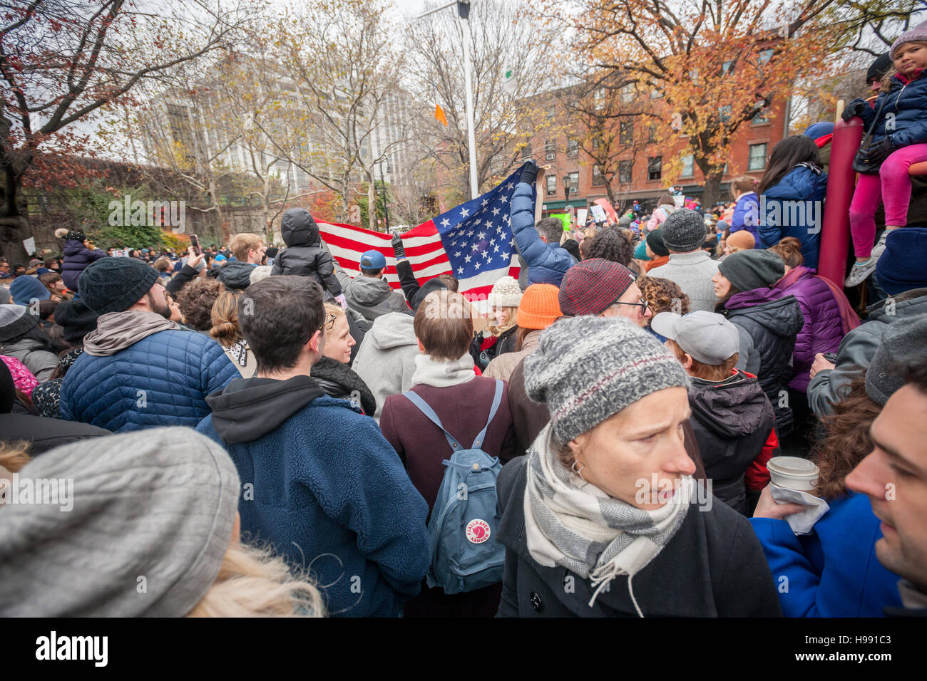 New York, Stati Uniti d'America. Xx Nov, 2016. Centinaia di persone, alcuni portando i loro bambini affollano Adam Yauch Park in Brooklyn Heights quartiere di New York di Domenica, 20 novembre 2016 frequentando un rally che protestavano odio. L'anti-odio rally è stato in risposta alle svastiche e il messaggio 'Go Trump' che sono stati verniciati a spruzzo su Venerdì su attrezzature per parchi giochi nel parco. ( © Richard B. Levine) Credito: Richard Levine/Alamy Live News Foto Stock