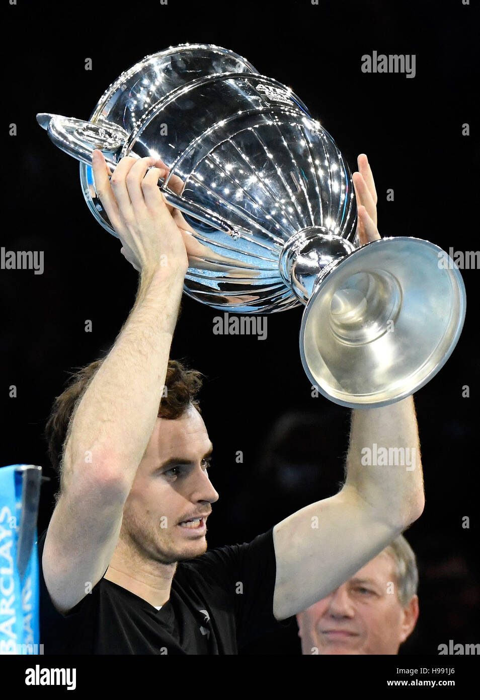 Londra, Regno Unito. Xx Nov, 2016. (Nota del redattore: esposizioni multiple sono state combinate nella fotocamera per produrre questa immagine) Barclays ATP World Tour Finals 02 Arena Londra UK FINALE: Andy Murray GBR v Novak Djokovic SRB Murray celebra vincere il match e mantiene il trofeo e la posizione come No1 world player Credito: Leo Mason/Alamy Live News Foto Stock