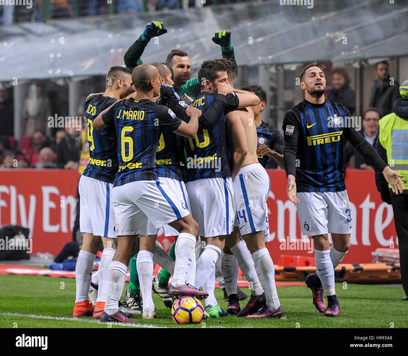 Milano, Italia. 20 novembre: Ivan Perisic di FC Internazionale celebra dopo  un goal durante la serie di una partita di calcio tra AC Milan e FC  Internazionale Foto stock - Alamy