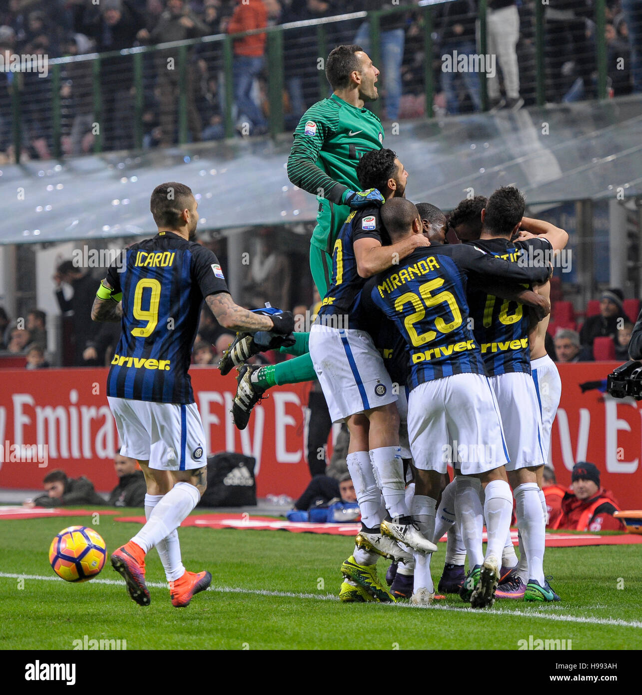 Milano, Italia. 20 novembre: Ivan Perisic di FC Internazionale celebra dopo  un goal durante la serie di una partita di calcio tra AC Milan e FC  Internazionale Foto stock - Alamy