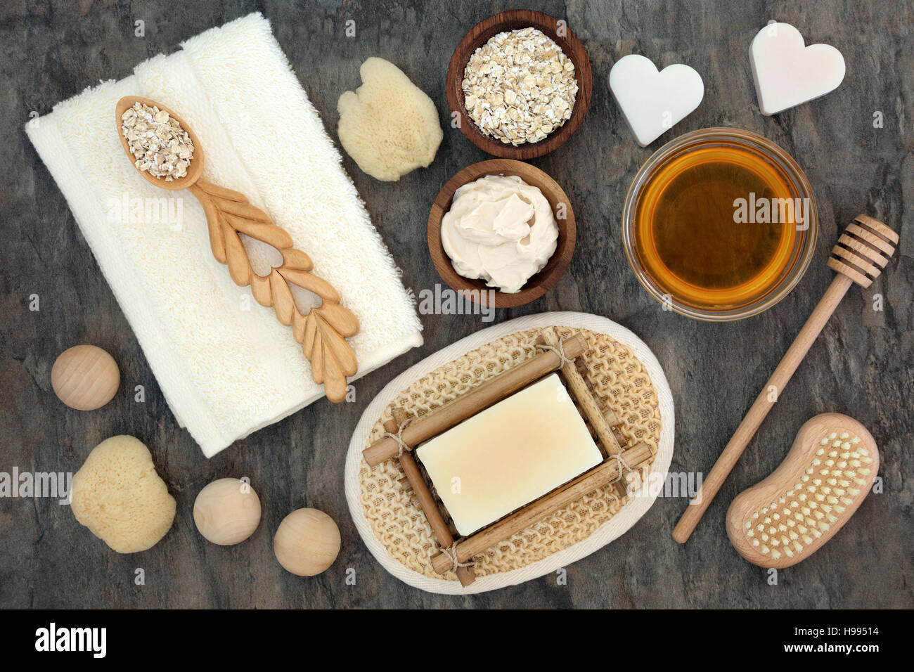 Prodotti naturali e gli ingredienti per il corpo e per la salute della pelle cura con avena e miele. Foto Stock