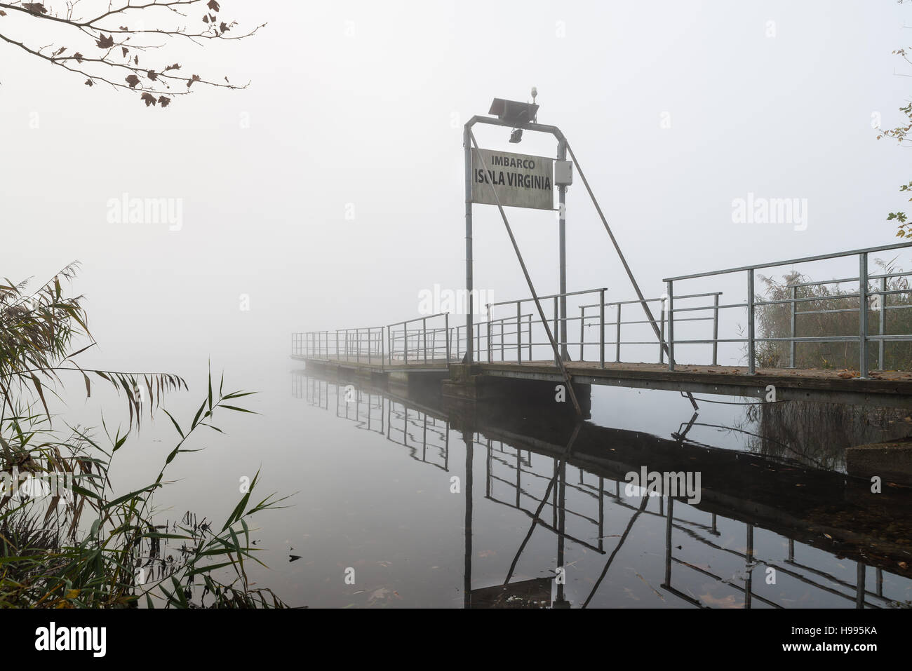 Il molo d'imbarco per l'isola Virginia, il lago di Varese, Biandronno, Italia, in una fredda e nebbiosa mattina di autunno Foto Stock
