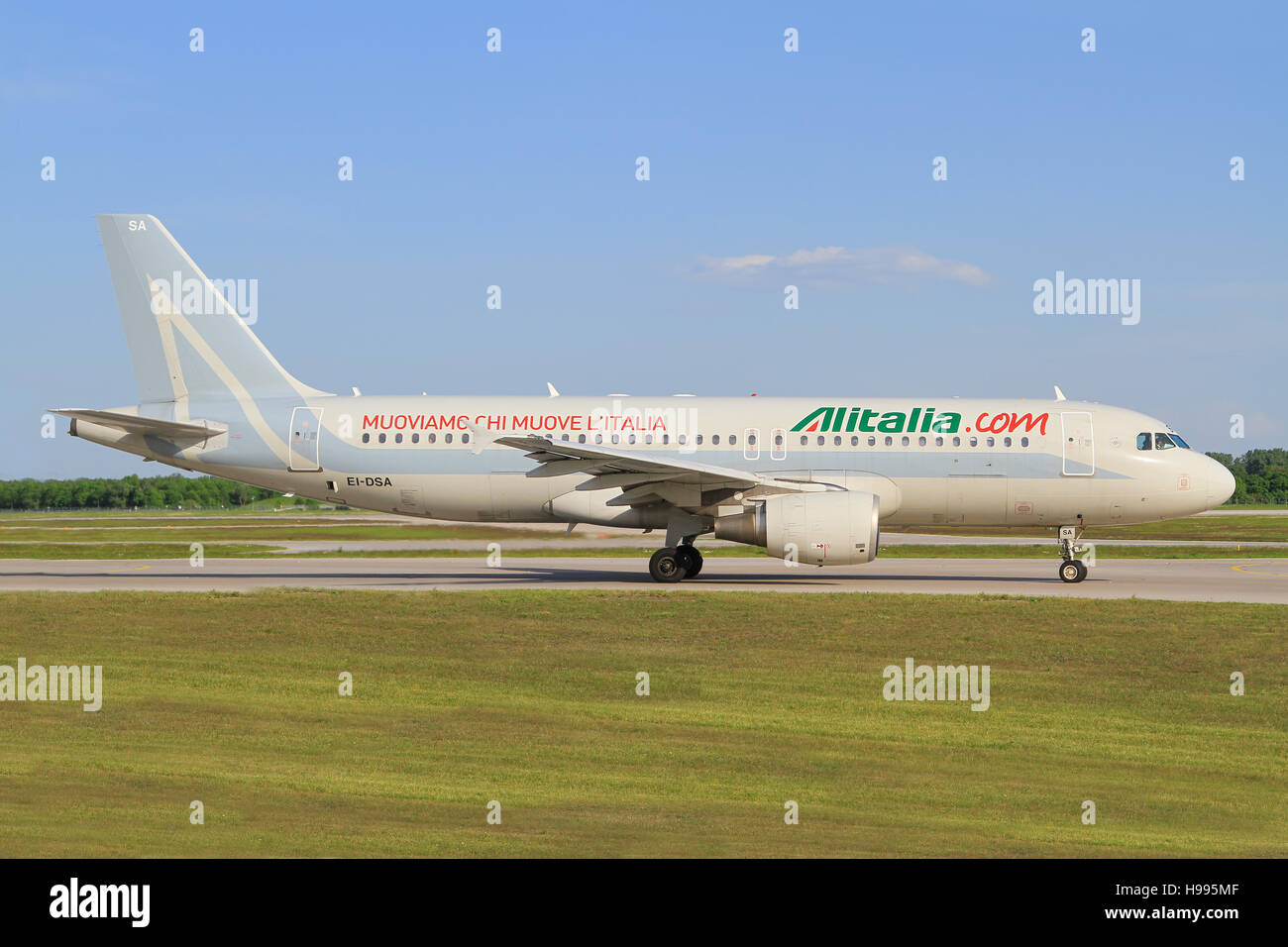 Munic/Germania 23 Febbraio 2012: Airbus A320 da Alitalia a aeroporto Munic. Foto Stock