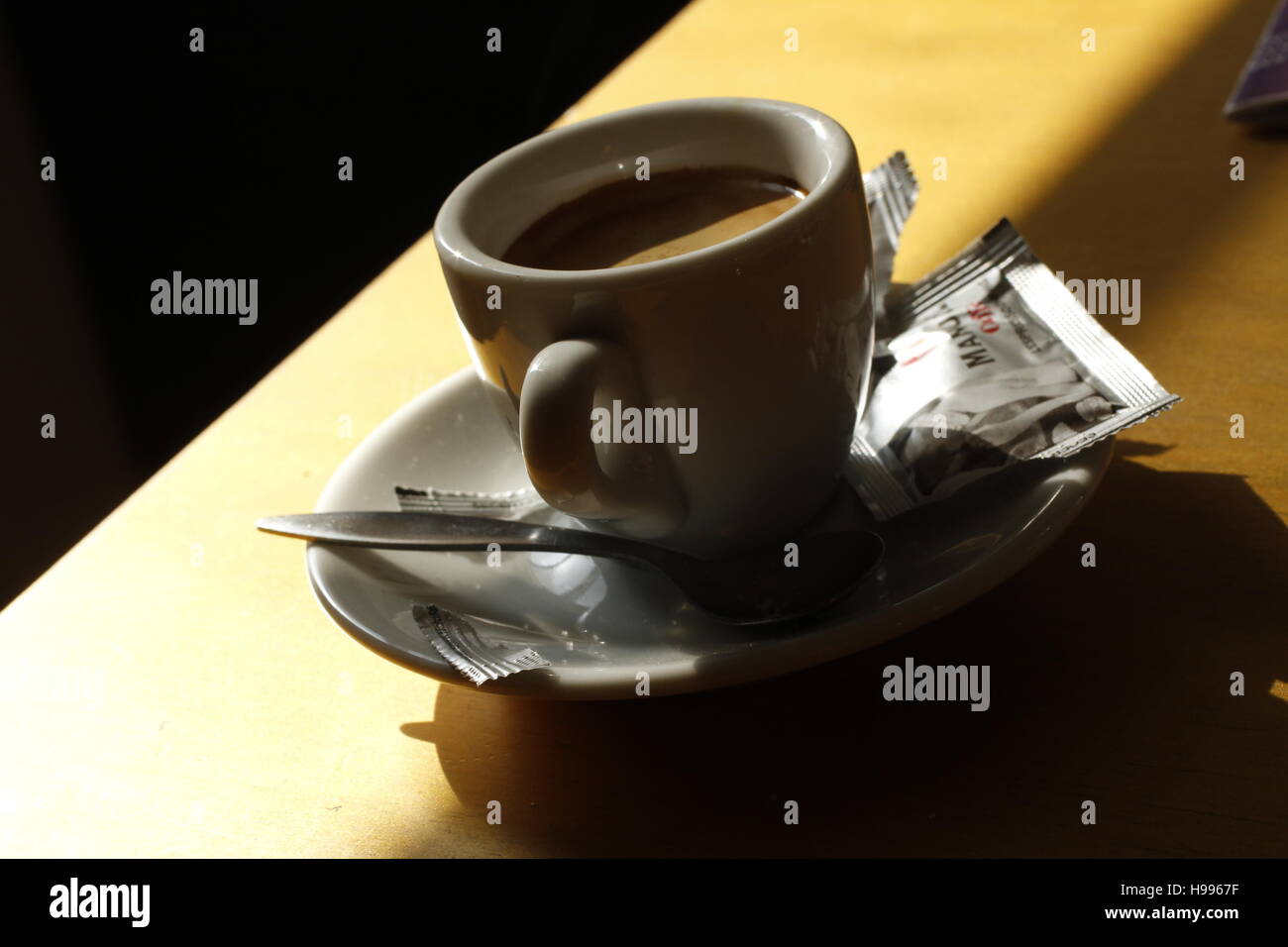 Una tazza di caffè sul tavolo di sole. Foto Stock