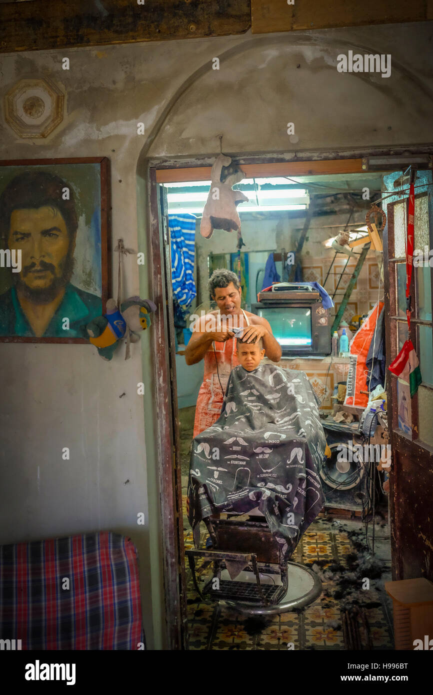 L'Avana, Cuba: Street barbiere in Regla quartiere di La Habana Foto Stock