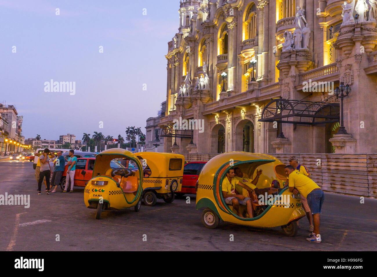 L'Avana, Cuba: coco taxi persone all Avana Vecchia Foto Stock