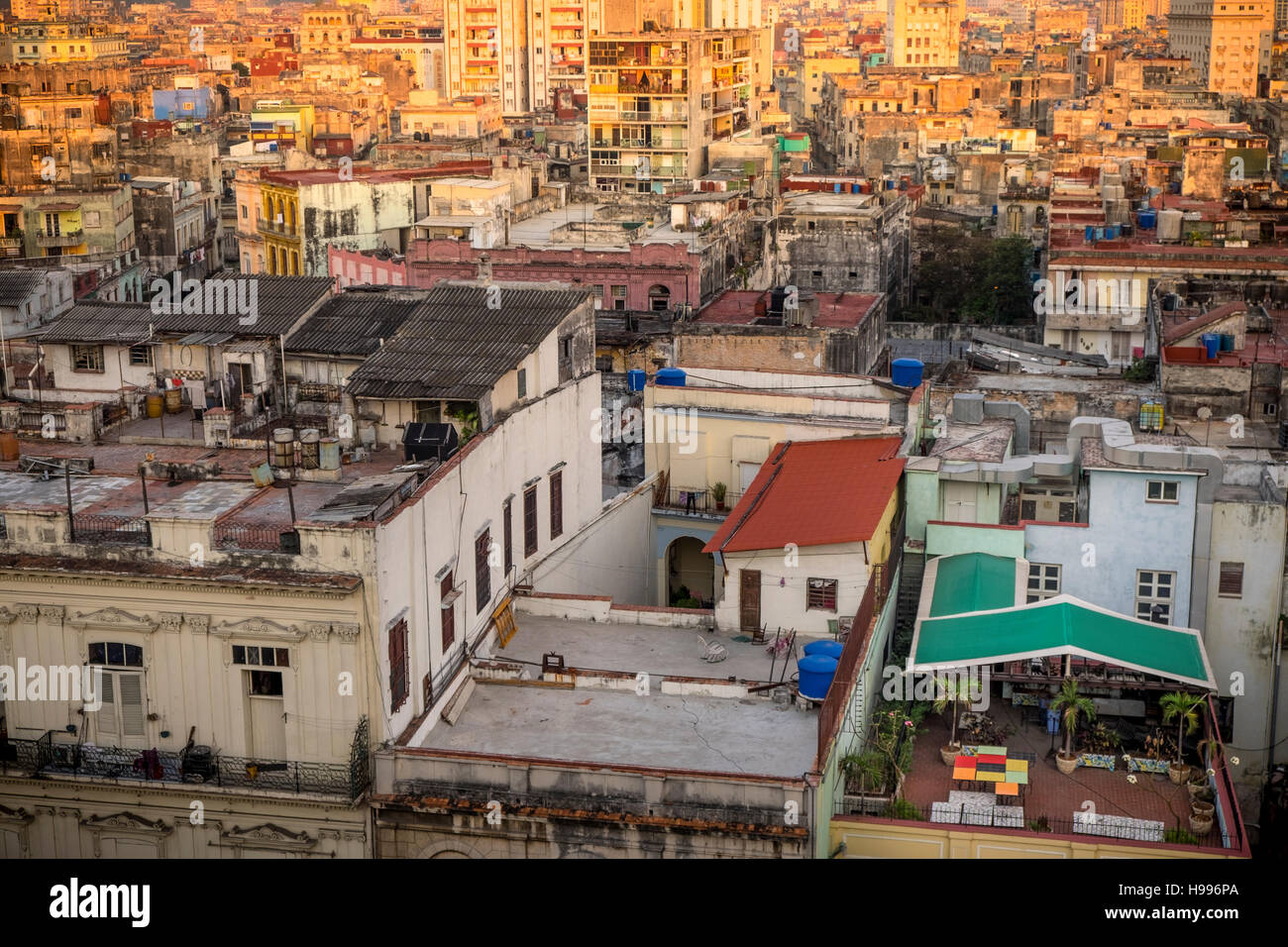 L'Avana, Cuba: vista in elevazione della vecchia Havana edifici all'alba Foto Stock