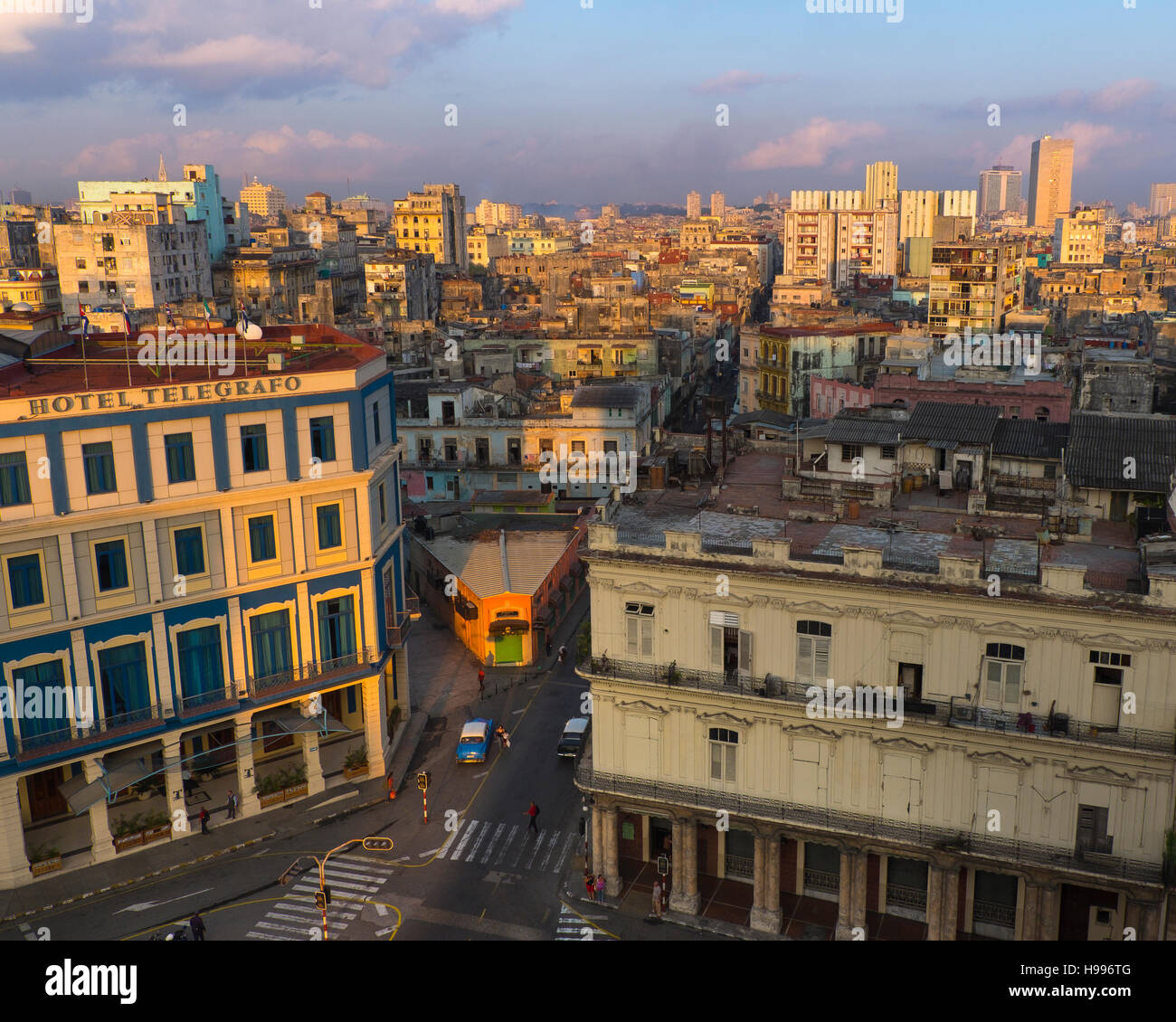 L'Avana, Cuba: vista in elevazione della vecchia Havana edifici all'alba Foto Stock