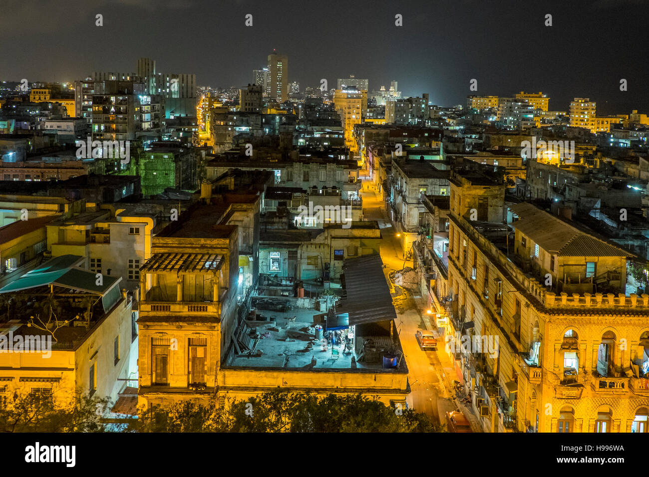 L'Avana, Cuba: vista in elevazione della vecchia Havana edifici di notte Foto Stock