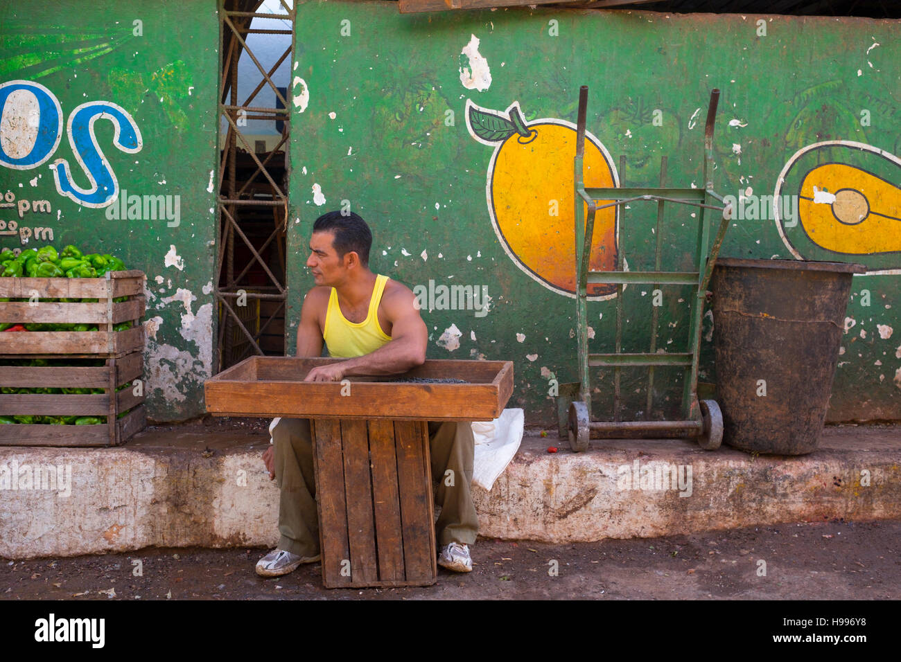 L'Avana, Cuba: fornitori del mercato all'Egido Marketplace Foto Stock