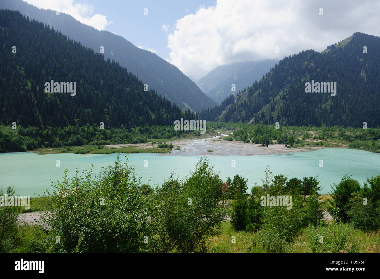 Grande Lago di Almaty al Ile-Alatau Parco Nazionale vicino a Almaty, Kazakhstan sul pomeriggio d'estate. Foto Stock