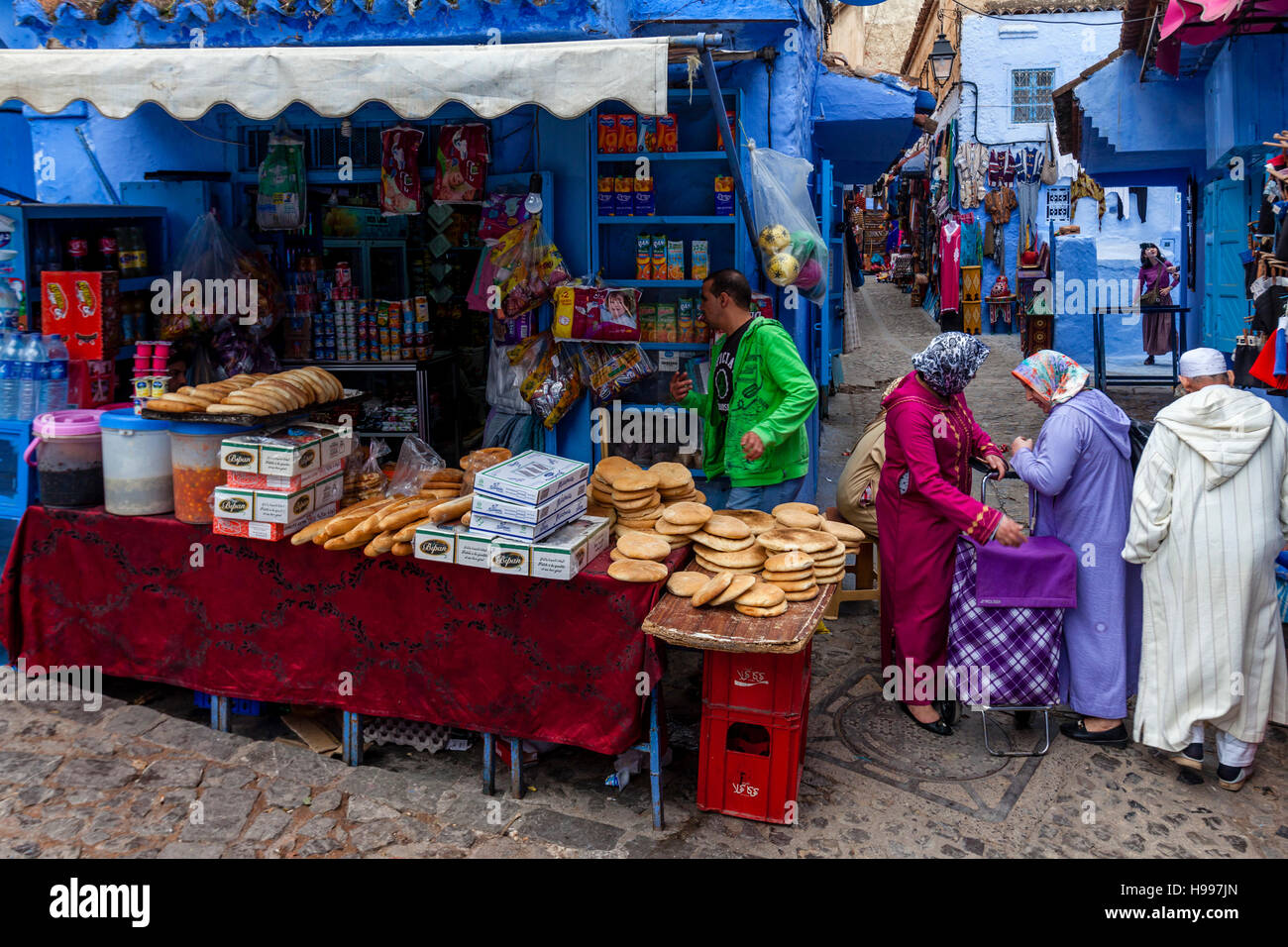 Donne locali acquistare alimenti nella Medina, Chefchaouen, Marocco Foto Stock