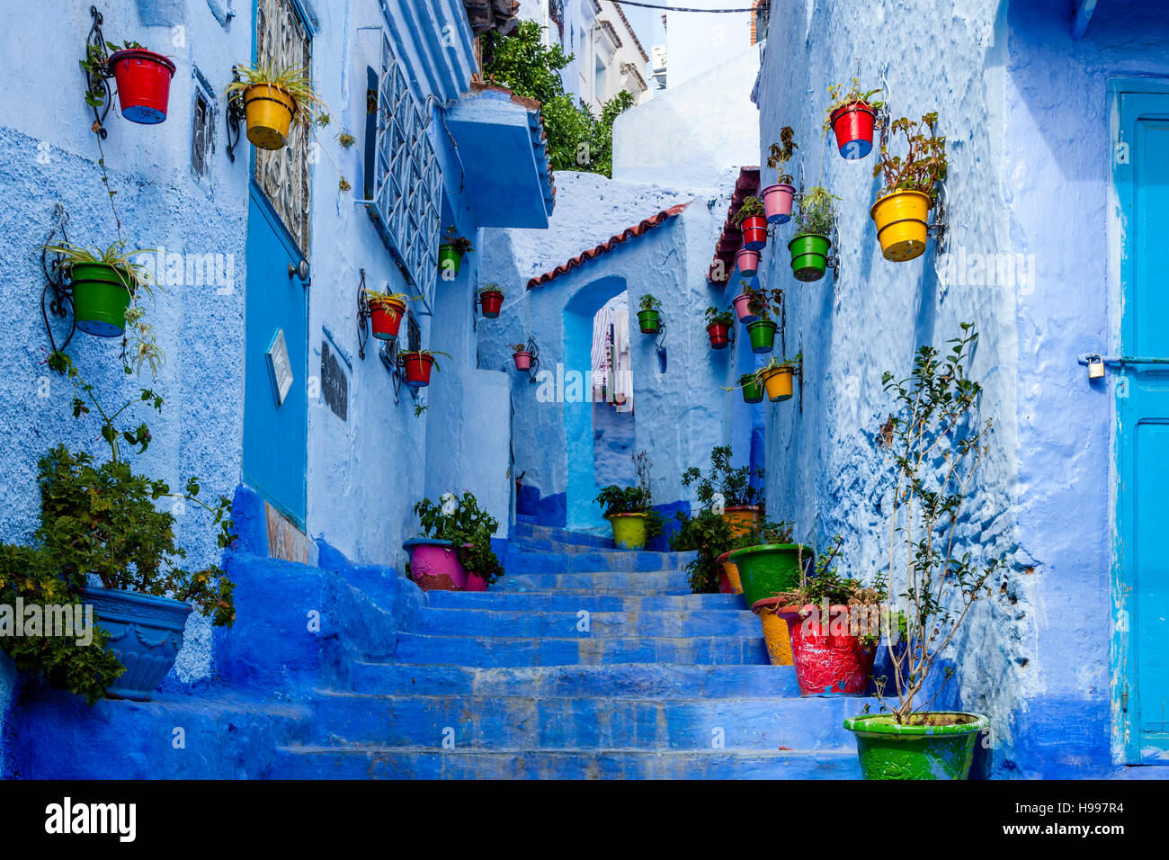 Un colorato Street nella Medina, Chefchaouen, Marocco Foto Stock