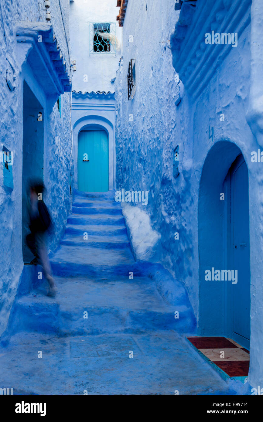Un colorato Street nella Medina, Chefchaouen, Marocco Foto Stock