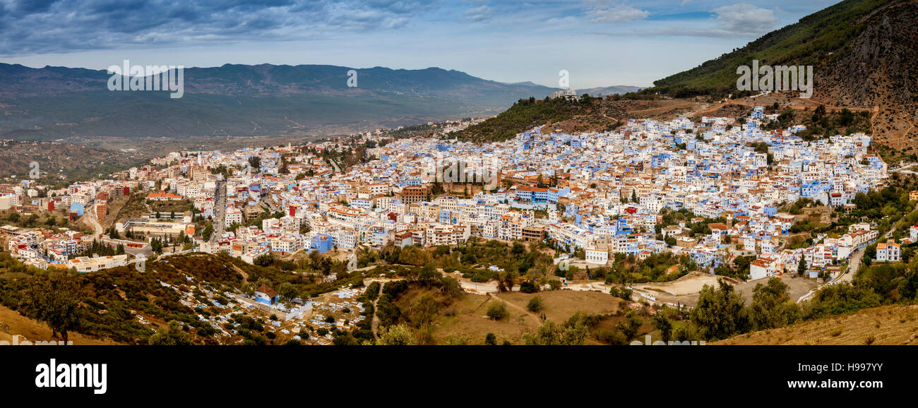 Un elevato Vista panoramica della Medina e la città di Chefchaouen, Marocco Foto Stock