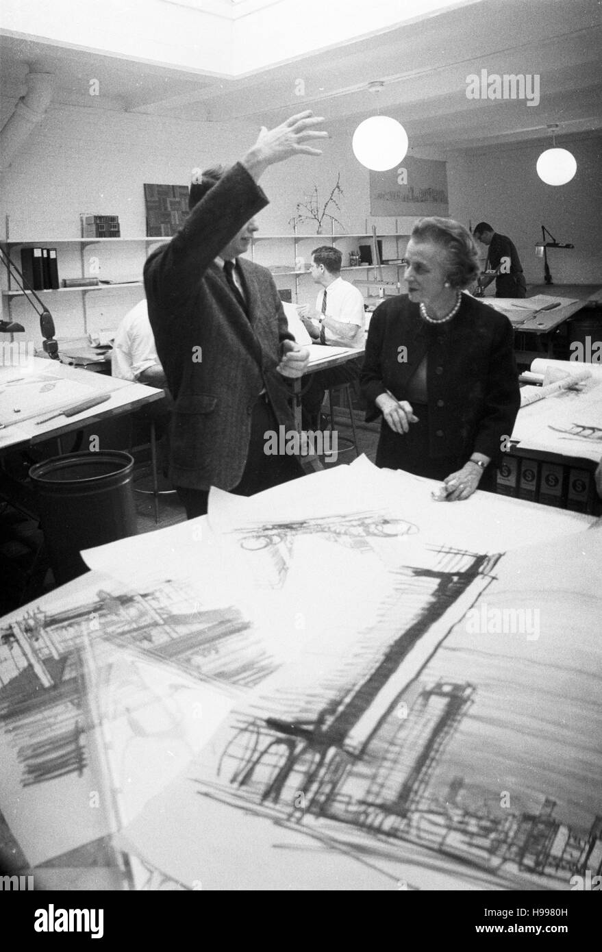 Chloethiel Woodard Smith, Washington, D.C. architetto, presso il suo ufficio, Novembre 1964 Foto Stock