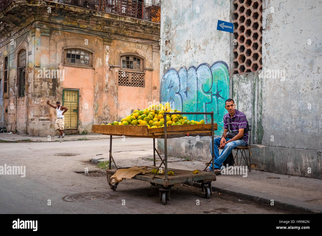 L'Avana, Cuba: Street scene, Old Havana Foto Stock