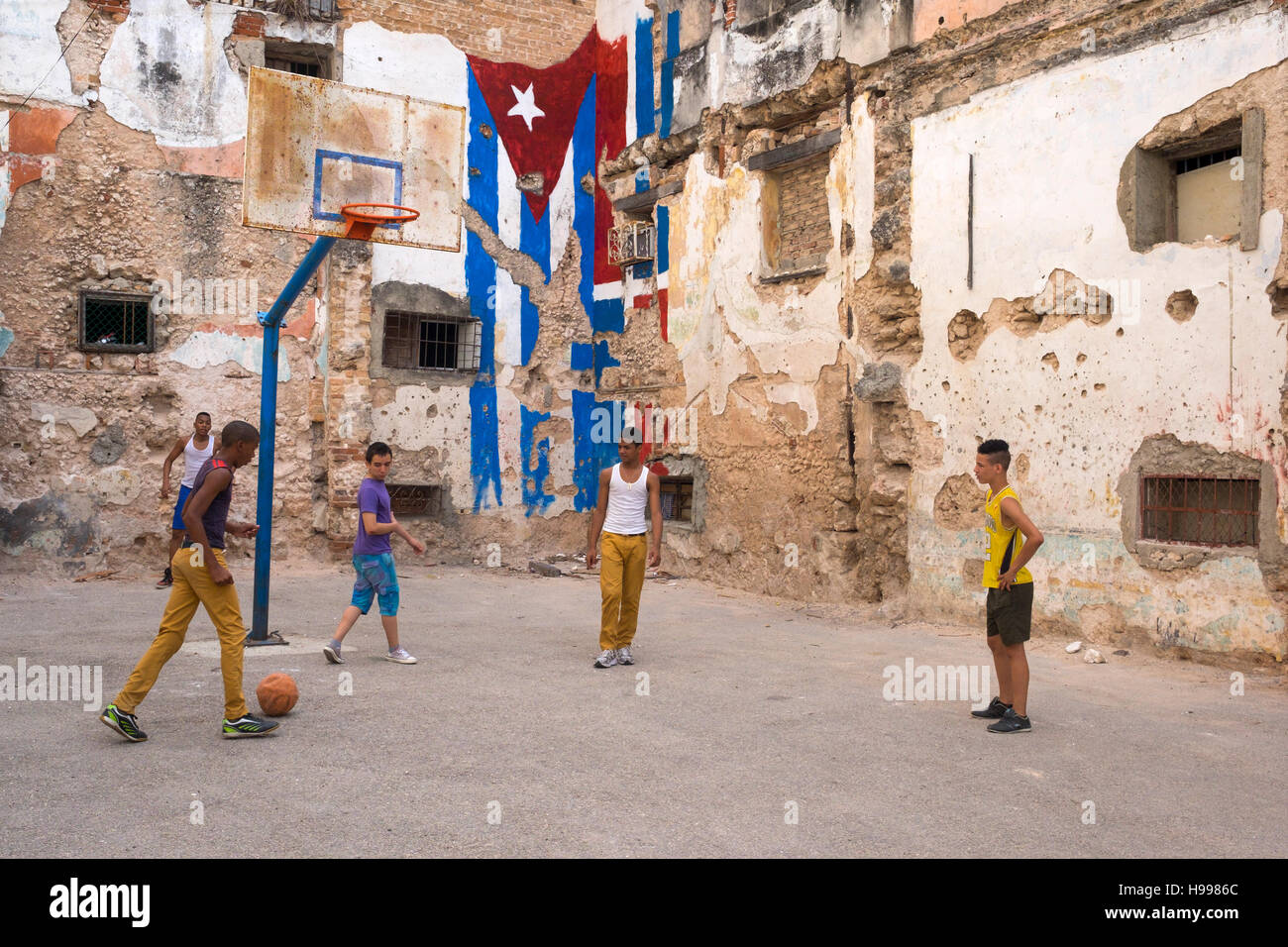 L'Avana, Cuba: Scena di strada nel cortile della scuola, Old Havana Foto Stock