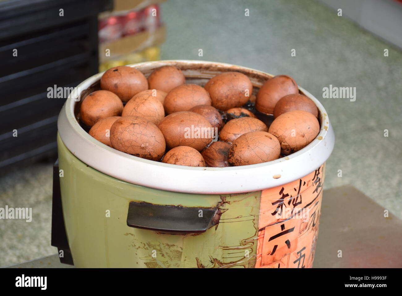 Asian street food - uova ebollizione in una pentola Foto Stock