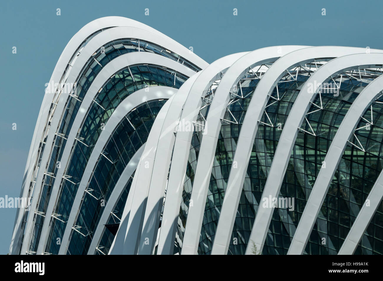 Architettura moderna su giardini dalla baia, una popolare attrazione turistica nel centro cittadino di Singapore. Foto Stock