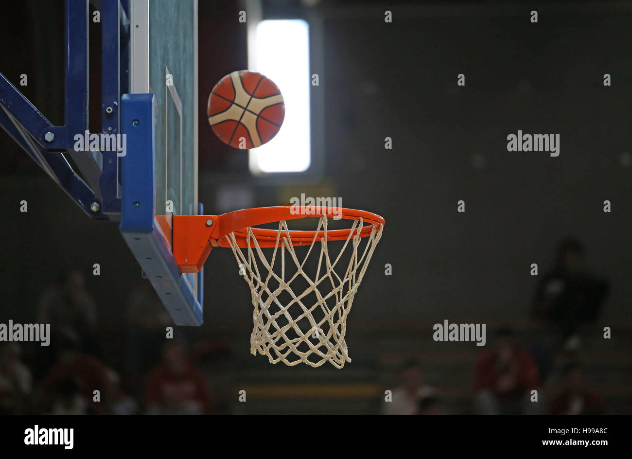 La pallacanestro mentre entra nel cestello durante il gioco del basket Foto Stock