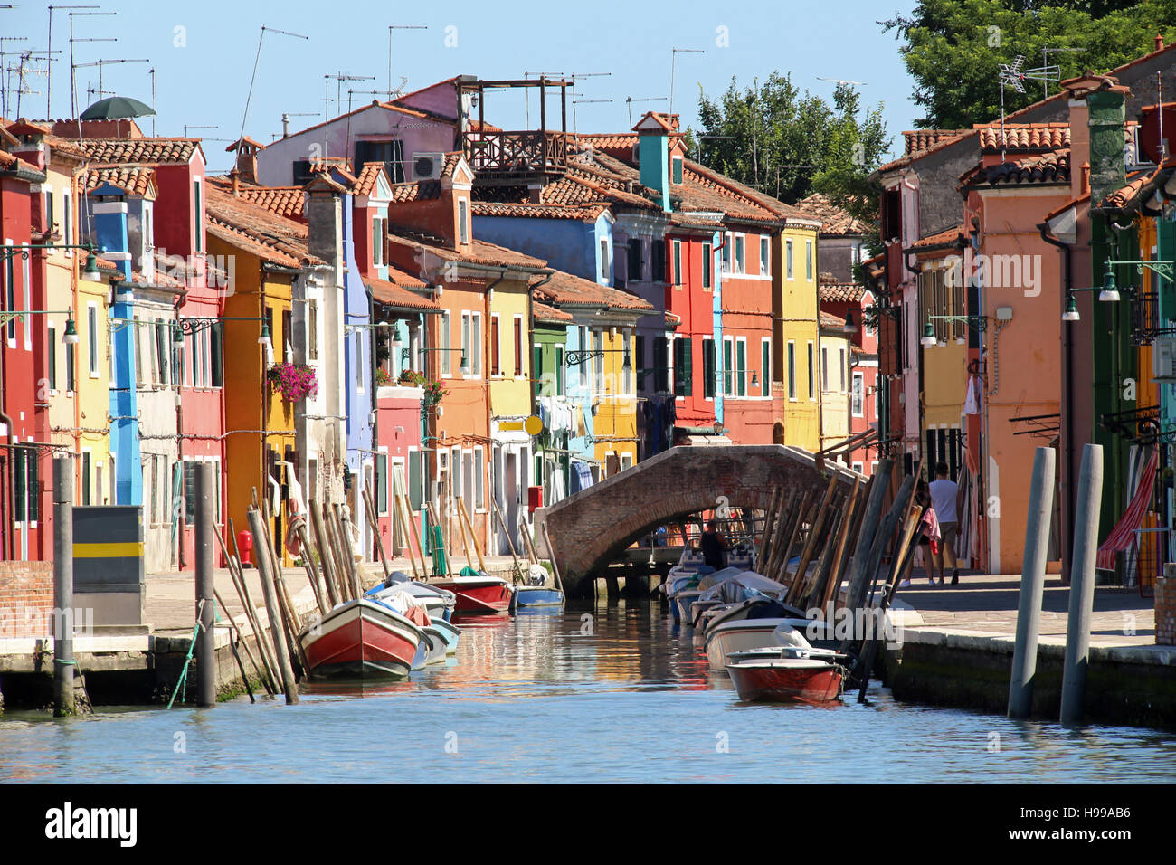 Colorfully case dipinte e di un ponte sul canale in isola di Burano vicino a Venezia nel nord Italia Foto Stock