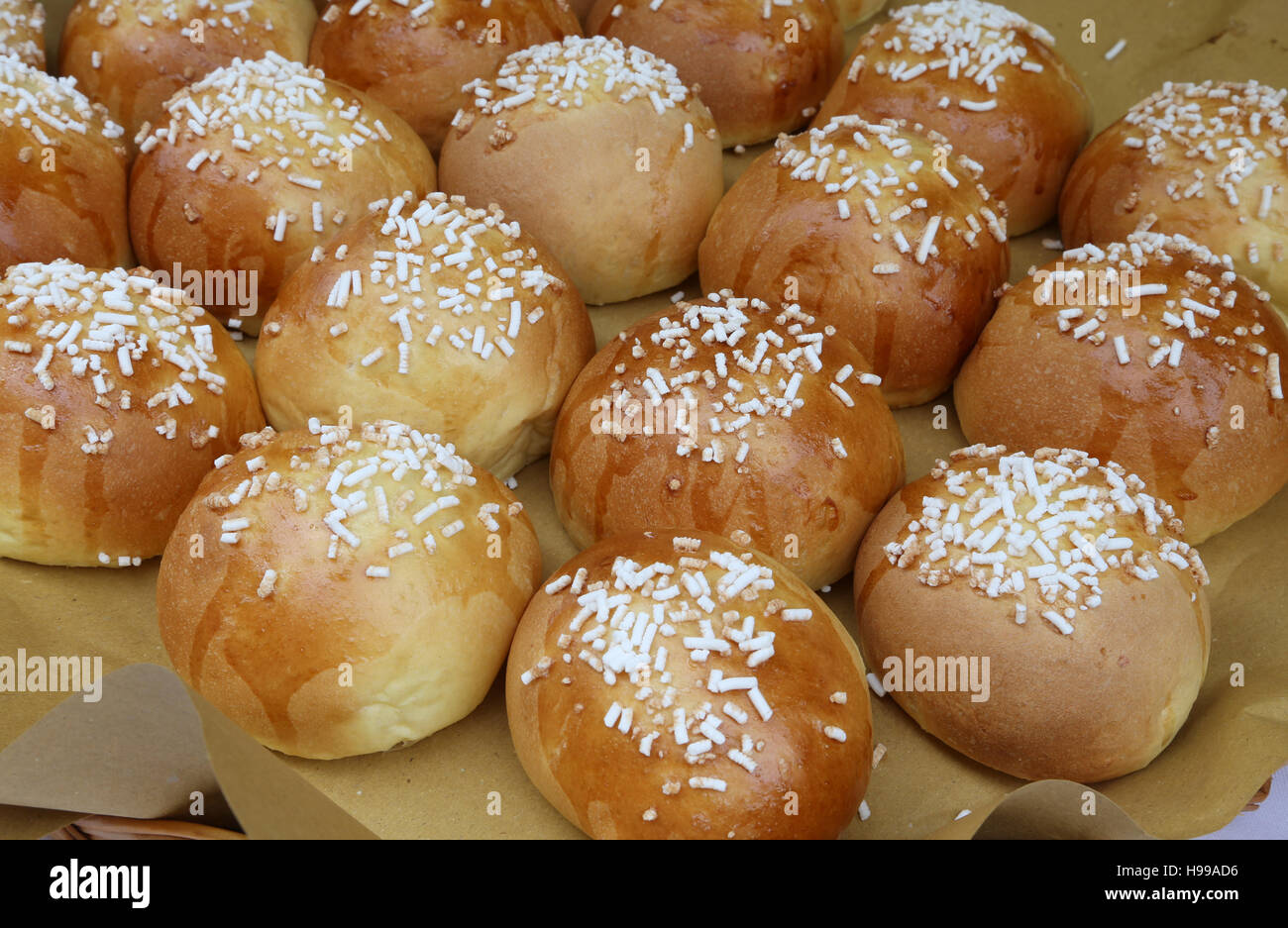 Eccellente morbidi e gustosi dessert con granelli di zucchero per la vendita di prodotti da forno Foto Stock