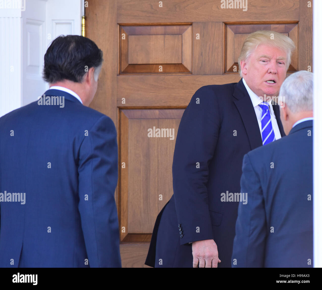 Bedminster, Stati Uniti. Xix Nov, 2016. Presidente eletto Donald Trump e vice presidente eletto Mike Pence salutare ex rivale & critico, ex governatore del Massachusetts, Mitt Romney dopo il suo arrivo al Trump's Bedminster, New Jersey country club. Credito: Andy Katz/Pacific Press/Alamy Live News Foto Stock