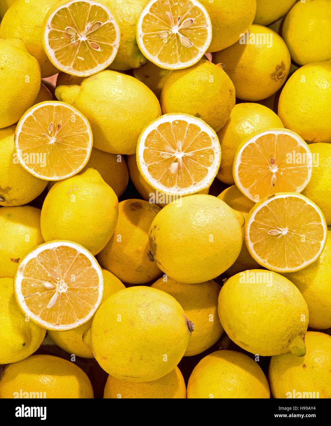 Sullo sfondo di un bellissimo Giallo maturo limoni di Sicilia in Italia Foto Stock