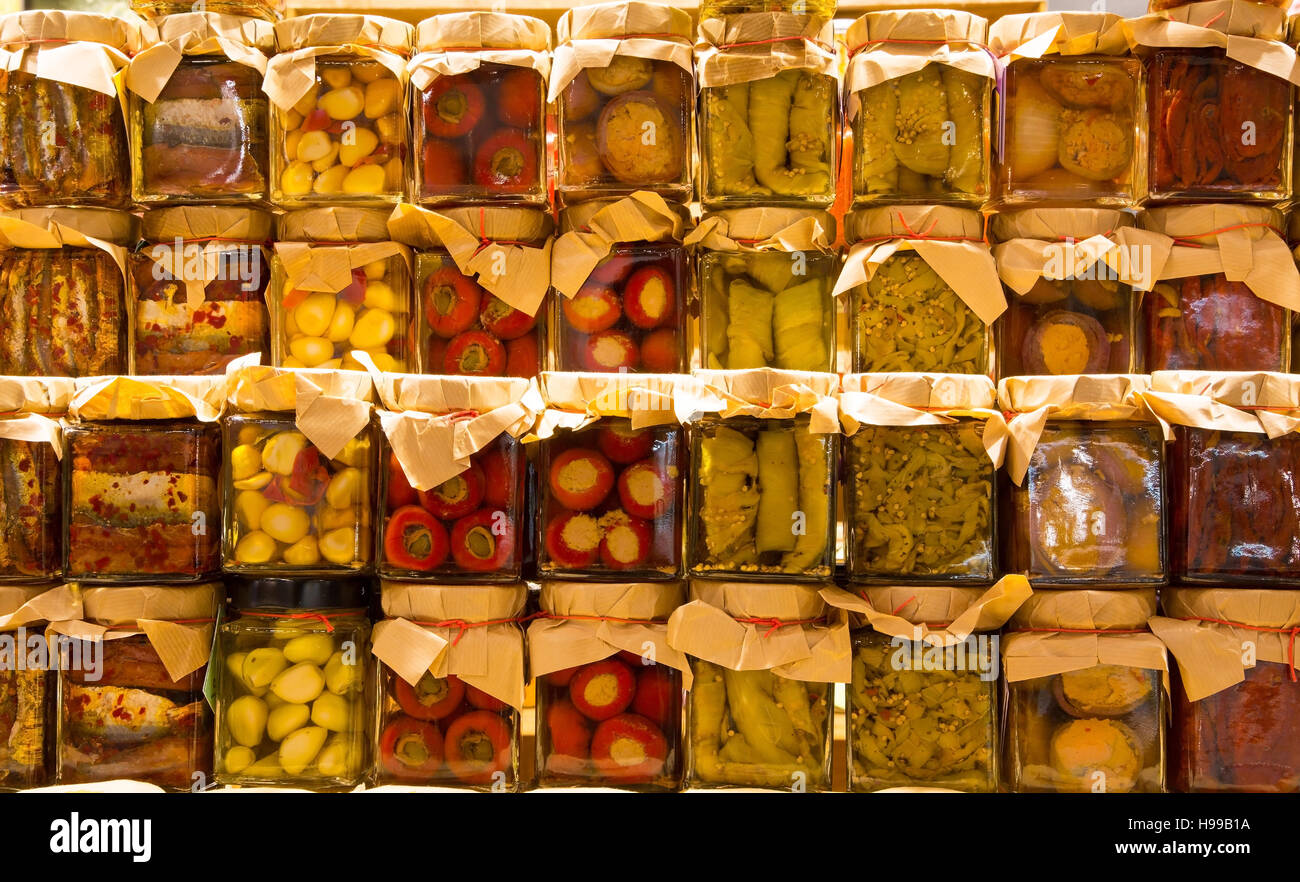 Molti vasi con conserve di cibo italiano con pomodori e tante verdure Foto Stock