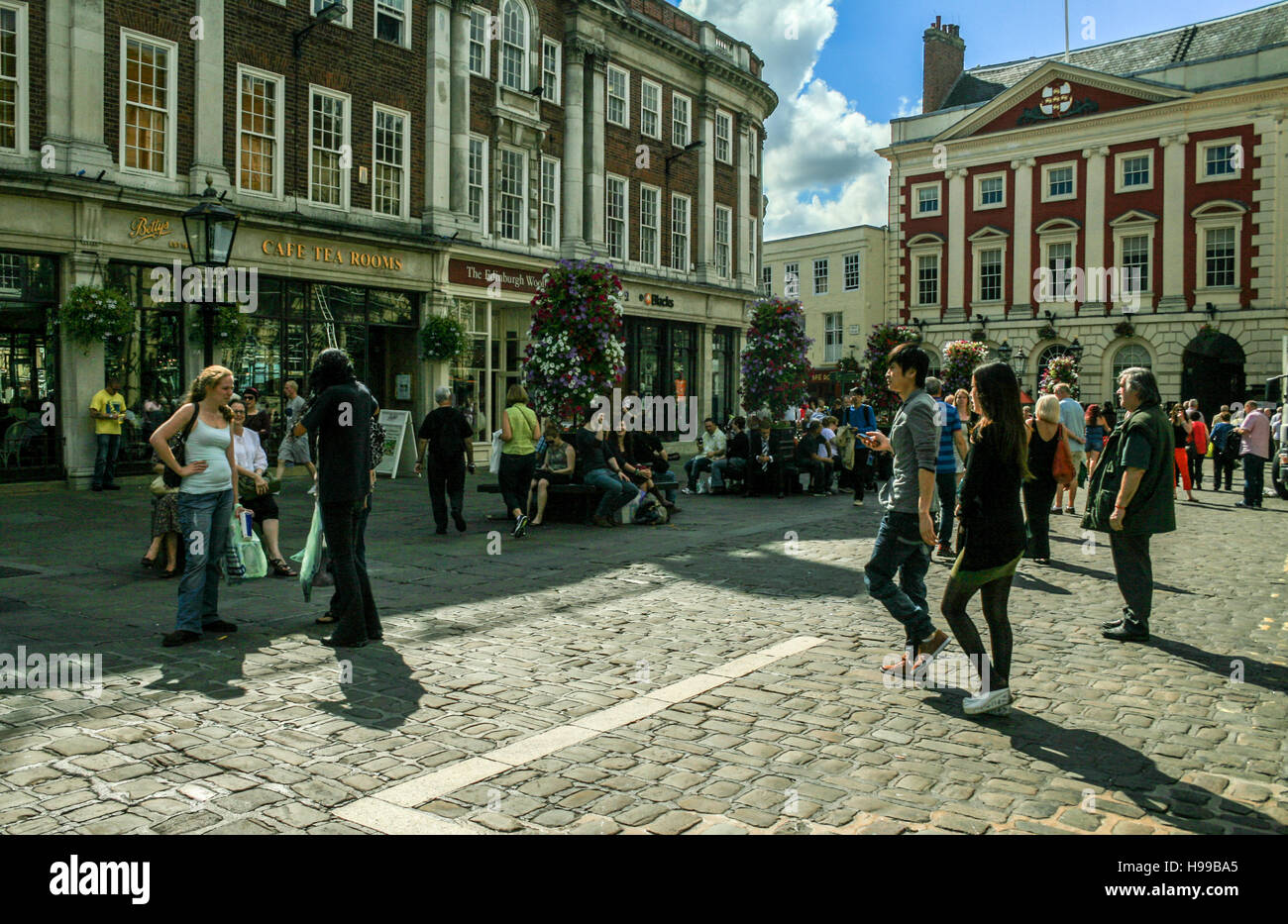 La gente del posto,turisti e visitatori godendo una giornata in giro per la città vecchia di York Yorkshire Inghilterra Foto Stock