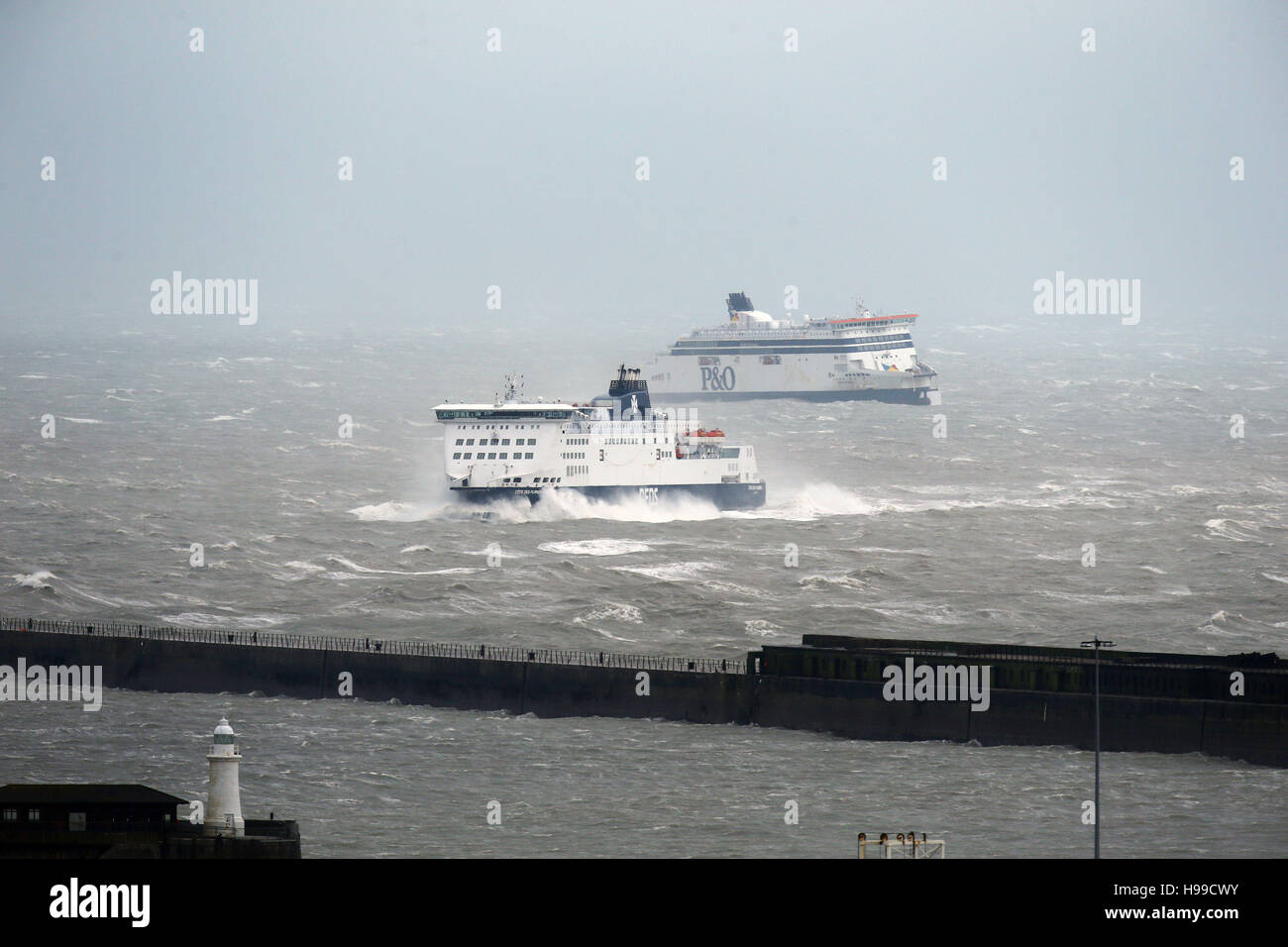 I traghetti arrivano al porto di Dover, come tempesta Angus ha colpito il Regno Unito con raffiche anticipato per arrivare fino a 80km/h. Foto Stock