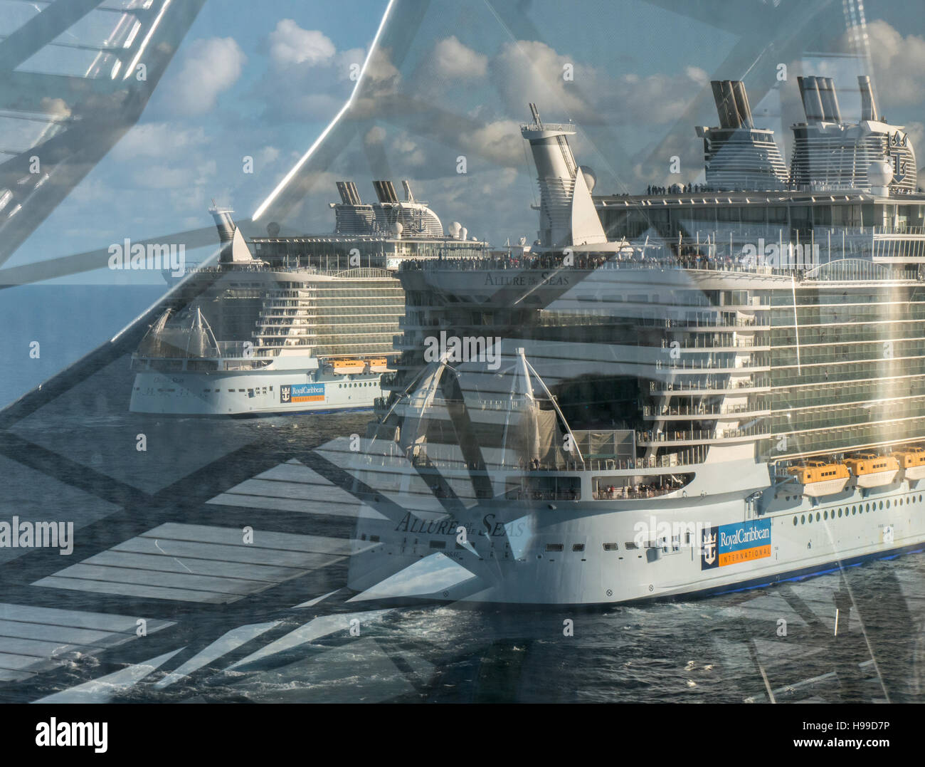 Tre Classe Oasis Royal Caribbean navi da crociera si incontrano per la prima volta al largo di Fort Lauderdale, Stati Uniti d'America Foto Stock