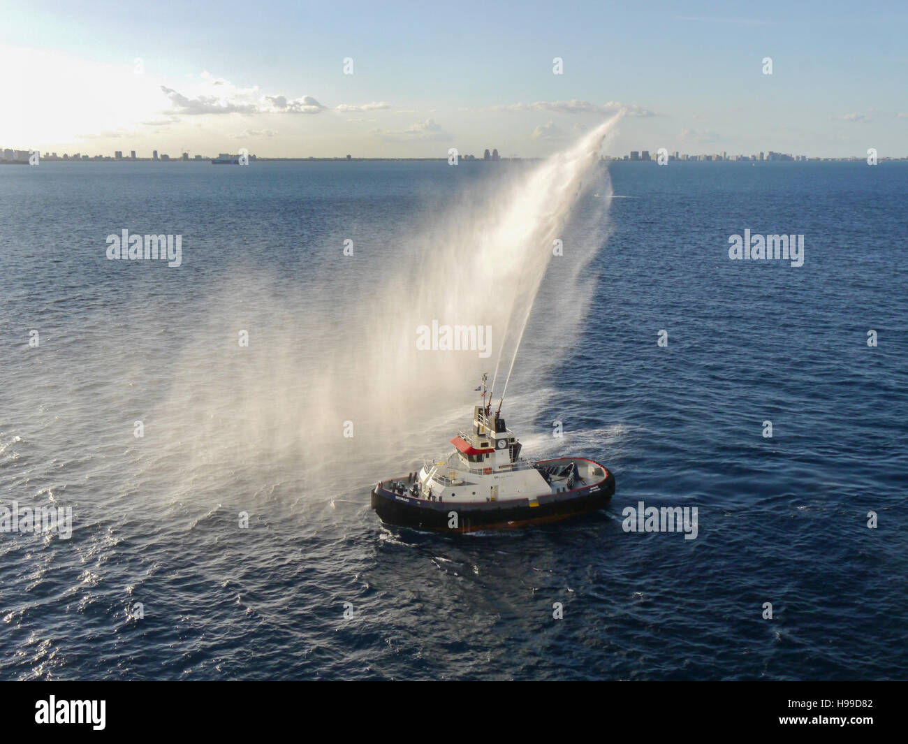 Una barca pilota facendo un'acqua salutare per l arrivo di una nuova nave da crociera al largo di Fort Lauderdale Foto Stock